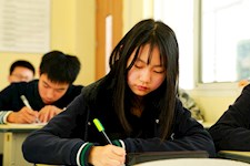 左手捧着书，右手握起笔 合掌时全部被收回心间