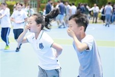 园外的这五分钟发生了什么？！无人机拍下整个过程——迅速、有序、不慌张