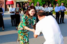 遇见您是我生命中的美好！园外庆祝第35个教师节！
