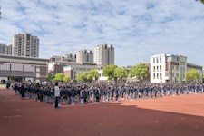 做一个不给别人添麻烦的人——苏州工业园区外国语学校升旗仪式