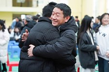 家长学生相拥，开学典礼上这位导师的话太走心！